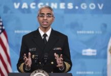 El Alcohol Puede Producir Cáncer otografía de archivo del cirujano general de Estados Unidos -la máxima autoridad sanitaria del país-, Vivek Murthy, durante un evento sobre equidad en la covid, en Washington, DC, EE. UU., 22 de noviembre de 2021. EFE/EPA/Oliver Contreras