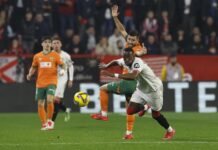 Sevilla y Valencia empatan en el Ramón Sánchez-Pizjuán El centrocampista belga del Sevilla Dodi Lukebakio (d) lucha con José Gayá, del Valencia, durante el partido de la jornada 19 de LaLiga que Sevilla FC y Valencia CF disputan este sábado en el Ramón Sánchez-Pizjuán, en Sevilla. EFE/Julio Muñoz