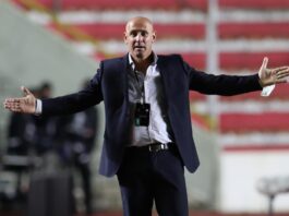 Imagen de archivo del entrenador uruguayo Eduardo Espinel. EFE/Martín Alipaz