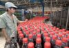 Consumo de Sodas produce Diabetes En la imagen de archivo, un trabajador comprueba las botellas de refresco en la línea de control de calidad de la embotelladora de Hangzhou, China. EFE/Diego Azubel