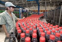 Consumo de Sodas produce Diabetes En la imagen de archivo, un trabajador comprueba las botellas de refresco en la línea de control de calidad de la embotelladora de Hangzhou, China. EFE/Diego Azubel