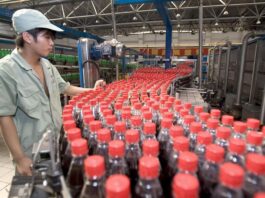 En la imagen de archivo, un trabajador comprueba las botellas de refresco en la línea de control de calidad de la embotelladora de Hangzhou, China. EFE/Diego Azubel