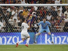 El delantero brasileño del Barcelona Raphinha (c) consigue el tercer gol de su equipo, durante el partido de la final de la Supercopa de España de fútbol entre el Real Madrid y el FC Barcelona, este domingo en Yeda, Arabia Saudí. EFE/ Alberto Estévez