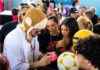 Bad Bunny impulsa sueños de niños con música, deportes y arte