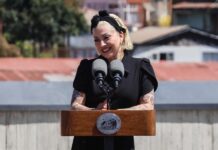 Mon Laferte, nombrada embajadora cultural de Valparaíso y aplaudida por Boric.