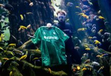 El Betis convierte algas invasoras en camiseta para alertar de la degradación del mar.