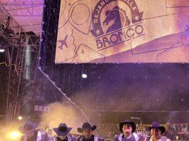El vocalista del la agrupación 'Bronco', José Guadalupe Esparza (c), participa durante un concierto ofrecido anoche en la ciudad de Mérida en el estado de Yucatán (México). EFE/Martha López