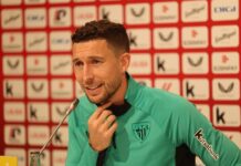 Oscar de Marcos “Cuelga las Botas” El futbolista del Athletic Club Oscar de Marcos anuncia este miércoles en rueda de prensa que al final de esta temporada "colgará las botas" después de 16 campañas en el primer equipo rojiblanco, según anunció la entidad bilbaína. EFE/Luis Tejido