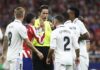 El Atlético pregunta a la RAE por ‘presionar’ o ‘coaccionar’ tras el comunicado del Madrid Jugadores del Atlético y del Real Madrid protestan al árbitro, durante un derbi. EFE / Rodrigo Jiménez