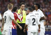 El Atlético pregunta a la RAE por ‘presionar’ o ‘coaccionar’ tras el comunicado del Madrid Jugadores del Atlético y del Real Madrid protestan al árbitro, durante un derbi. EFE / Rodrigo Jiménez