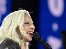 Fotografía de archivo, tomada el pasado 4 de noviembre, en la que se registró una presentación de la afamada vocalista estadounidense Lady Gaga, en Filadelfia (Pensilvania, EE.UU.). Gaga volverá a presentarse en Brasil, luego de casi trece años. EFE/David Muse