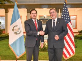 Fotografía cedida por la Secretaría de Comunicación Social de la Presidencia de Guatemala del presidente de Guatemala, Bernardo Arévalo de León (d) junto al secretario de Estado de Estados Unidos, Marco Rubio, posando durante un encuentro este martes, en la Casa Presidencial en Ciudad de Guatemala (Guatemala). EFE/ Secretaría de Comunicación Social de la Presidencia de Guatemala