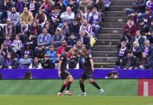El Sevilla abochornó a un Real Valladolid El delantero del Sevilla Juan Luis Sánchez (i) celebra su gol contra el Valladolid, durante el partido de la jornada 24 de LaLiga EA Sports entre el Valladolid y el Sevilla, este domingo en el estadio José Zorrila. EFE/R. García