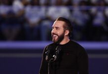 Becas para “todos los jóvenes” El presidente de El Salvador, Nayib Bukele, habla durante un acto en el Gimnasio Nacional este sábado, en San Salvador (El Salvador). EFE/ Rodrigo Sura