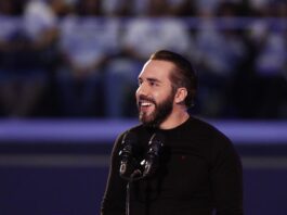El presidente de El Salvador, Nayib Bukele, habla durante un acto en el Gimnasio Nacional este sábado, en San Salvador (El Salvador). EFE/ Rodrigo Sura