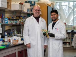 Los investigadores Gerry Wright y Manoj Jangra, de la Universidad McMaster, Canadá. EFE/Crédito: Universidad McMaster.