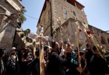 Peregrinos que no renuncian a Semana Santa, pese a la guerra: “Amamos a Israel y a Jesús”.