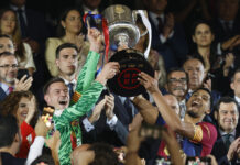 El Barcelona levanta la Copa tras un triunfo agónico