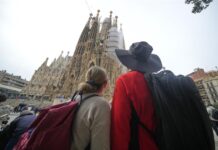 El papa aprueba el primer paso para la beatificación del arquitecto español Antoni Gaudí.