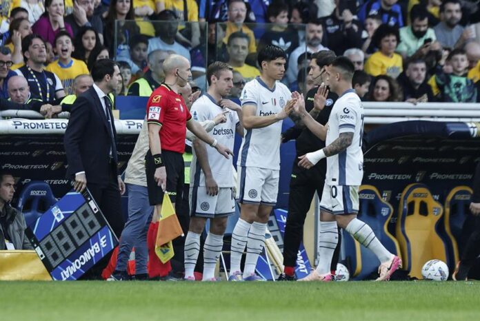 Champions El argentino Joaquín Correa (C) reemplaza a su compatriota Lautaro Martínez durante el partido de la Serie A italiana entre el Inter y el Parma. EFE/EPA/ELISABETTA BARACCHI