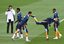 Carlos Ancelotti descarta Mbappé contra Getafe. Los jugadores del Real Madrid Vinicius (i), Bellingham (2i), Mbappé (2d) y Alaba (d) durante el entrenamiento realizado este martes en la Ciudad Deportiva de Valdebebas, donde el equipo prepara el partido de Liga que disputa mañana miércoles ante el Getafe. EFE/Fernando Villar