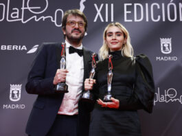 El productor brasileño Rodrigo Teixeira (i) posa con el galardón a mejor película Iberoamericana de ficción, mejor dirección y mejor actriz protagonista por -Ainda estou aqui-, durante la entrega de los Premios Platino en Madrid. EFE/Daniel González