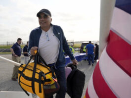 Inmigrantes Auto deportados Fotografía publicada por la secretaria de Seguridad Interna, Kristi Noem, en su cuenta oficial de la red social X (@Sec_Noem) de una persona embarcando en el primer vuelo de autodeportados de Trump. EFE/@Sec_Noem