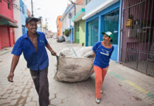 De Reciclar en la calle a las Naciones Unidas Fotografía cedida por la Fundación Avina de Marcos Alexandre dos Santos (i) y Edinalva Novai, recicladores de la Cooperativa Nova Esperança, durante una jornada de reciclaje en Sao Paulo (Brasil). EFE/ Fundación Avina