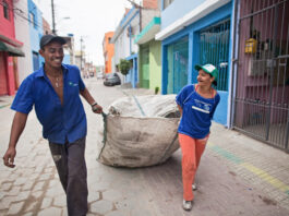 De Reciclar en la calle a las Naciones Unidas Fotografía cedida por la Fundación Avina de Marcos Alexandre dos Santos (i) y Edinalva Novai, recicladores de la Cooperativa Nova Esperança, durante una jornada de reciclaje en Sao Paulo (Brasil). EFE/ Fundación Avina