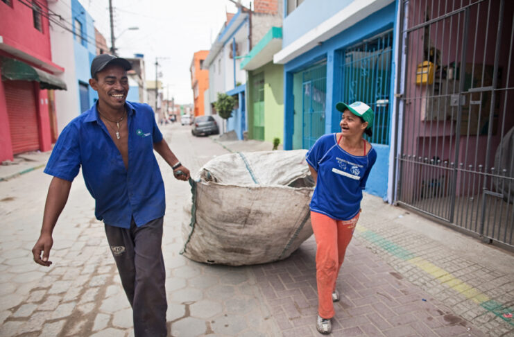 Fotografía cedida por la Fundación Avina de Marcos Alexandre dos Santos (i) y Edinalva Novai, recicladores de la Cooperativa Nova Esperança, durante una jornada de reciclaje en Sao Paulo (Brasil). EFE/ Fundación Avina