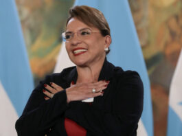 “No más golpes de Estado, No más fraudes” La presidenta de Honduras, Xiomara Castro, pronuncia un discurso durante la conmemoración del decimosexto aniversario del golpe de Estado militar que derrocó al expresidente de Honduras Manuel Zelaya, este sábado, en Tegucigalpa (Honduras). EFE/ Gustavo Amador