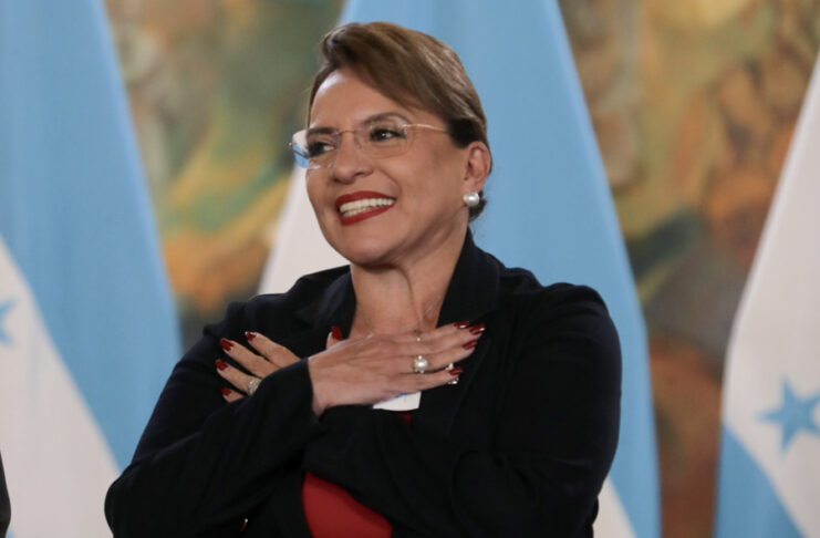 La presidenta de Honduras, Xiomara Castro, pronuncia un discurso durante la conmemoración del decimosexto aniversario del golpe de Estado militar que derrocó al expresidente de Honduras Manuel Zelaya, este sábado, en Tegucigalpa (Honduras). EFE/ Gustavo Amador