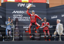 Gran Premio Márquez de Aragón de MotoGP El piloto Marc Márquez, de Ducati Lenovo Team, primer clasificado, su hermano Álex Márquez (i), segundo, y el italiano Francesco Bagnaia (2d), tercero en el podio tras la carrera de MotoGP del Gran Premio de Aragón en el circuito Motorland de Alcañiz (Teruel), este domingo. En la imagen, el presidente de Aragón, Jorge Azcón (d), tras hacer entrega de los trofeos. EFE/Javier Cebollada