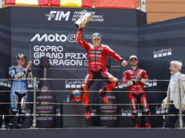 El piloto Marc Márquez, de Ducati Lenovo Team, primer clasificado, su hermano Álex Márquez (i), segundo, y el italiano Francesco Bagnaia (2d), tercero en el podio tras la carrera de MotoGP del Gran Premio de Aragón en el circuito Motorland de Alcañiz (Teruel), este domingo. En la imagen, el presidente de Aragón, Jorge Azcón (d), tras hacer entrega de los trofeos. EFE/Javier Cebollada