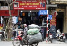Nuevo Acuerdo comercial de Washington con Hanoi Fotografía de archivo, tomada el 03/04/2025, que muestra a un hombre delante de una tienda en Hanói, Vietnam. EFE/EPA/LUONG THAI LINH