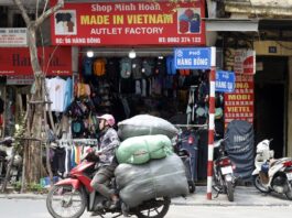 Nuevo Acuerdo comercial de Washington con Hanoi Fotografía de archivo, tomada el 03/04/2025, que muestra a un hombre delante de una tienda en Hanói, Vietnam. EFE/EPA/LUONG THAI LINH