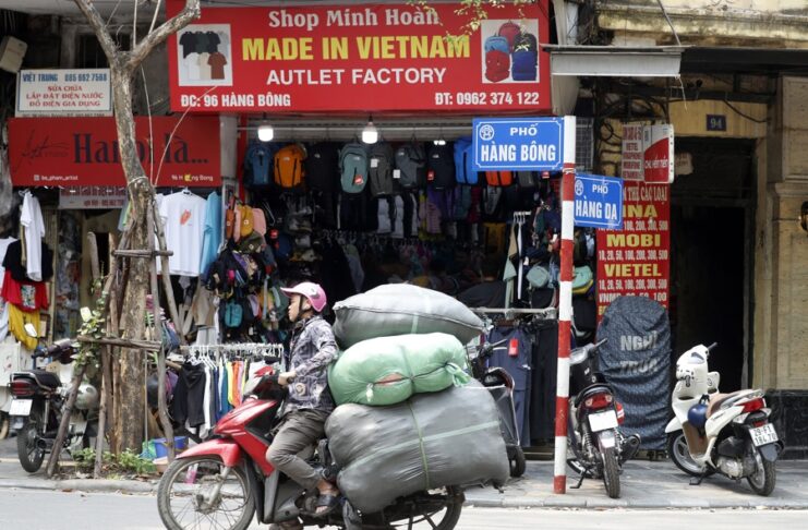 Fotografía de archivo, tomada el 03/04/2025, que muestra a un hombre delante de una tienda en Hanói, Vietnam. EFE/EPA/LUONG THAI LINH