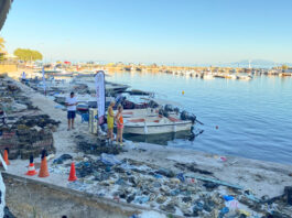 Bajo un mar de postal, toneladas de redes: lucha diaria por limpiar el Egeo
