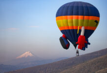Más de 20 globos aerostáticos llenan de colores el cielo