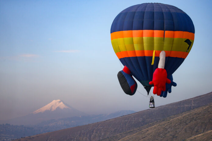 Más de 20 globos aerostáticos llenan de colores el cielo de la Mitad del Mundo en Ecuador