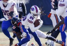 James Cook celebra un contrato por millones de dólares