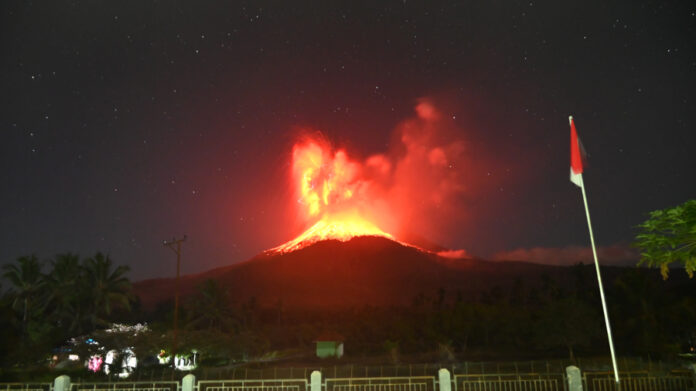 Indonesia reactiva la alerta máxima por nueva erupción del volcán Lewotobi Laki-Laki