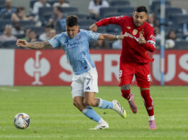 Alexis Vega (d), de Toluca, intenta marcar a Nicolás Fernández, de New York City, en el Yankee Stadium en Nueva York (Estados Unidos). EFE/Ángel Colmenares
