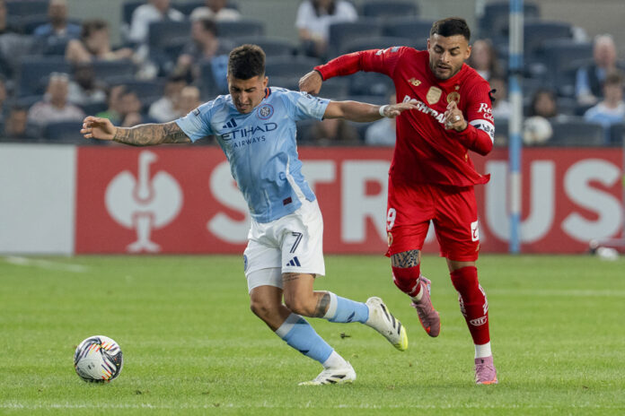 Alexis Vega (d), de Toluca, intenta marcar a Nicolás Fernández, de New York City, en el Yankee Stadium en Nueva York (Estados Unidos). EFE/Ángel Colmenares