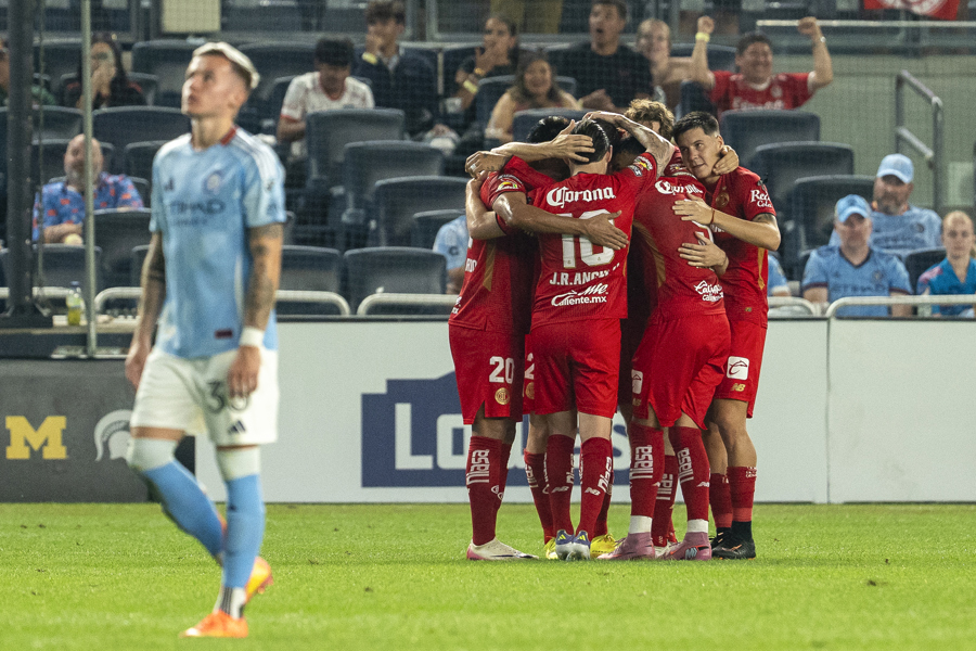 Jugadores de Toluca celebran un gol en la fase de grupos de la Leagues Cup ante el New York City en el Yankee Stadium en Nueva York (Estados Unidos). EFE/Ángel Colmenares