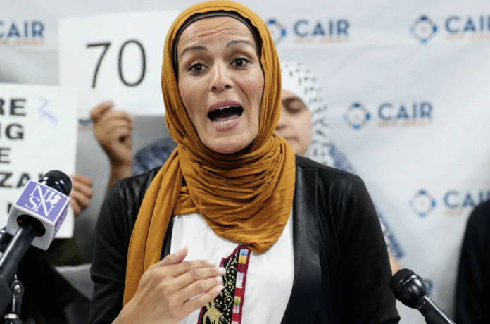 Screenshot 2025-08-06 at 10.26.20 AM Najla Khass, en una conferencia de prensa en Newark organizada por el Council on American-Islamic Relations, declaró que su primo recibió un disparo del ejército israelí mientras intentaba obtener alimentos de la Fundación Humanitaria de Gaza. Kevin R. Wexler–NorthJersey.com