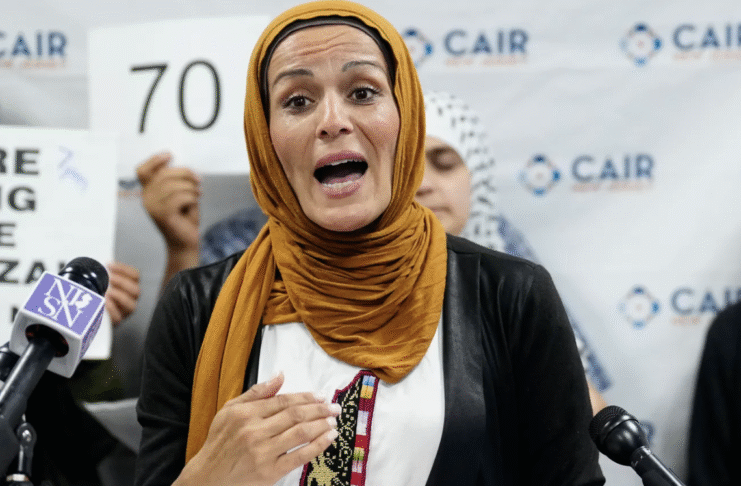 Najla Khass, en una conferencia de prensa en Newark organizada por el Council on American-Islamic Relations, declaró que su primo recibió un disparo del ejército israelí mientras intentaba obtener alimentos de la Fundación Humanitaria de Gaza. Kevin R. Wexler–NorthJersey.com