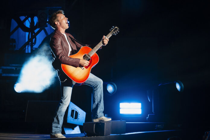 La energía y la voz inconfundible de James Blunt cautivan de nuevo Cap Roig