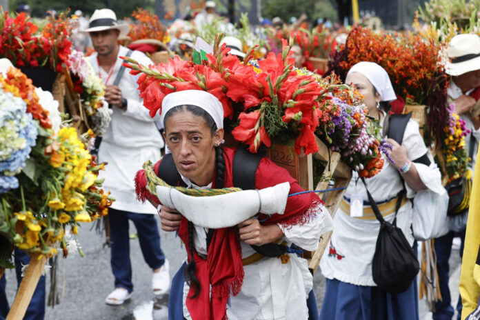 Las calles de Medellín se inundan con la belleza de sus flores en el Desfile de Silleteros