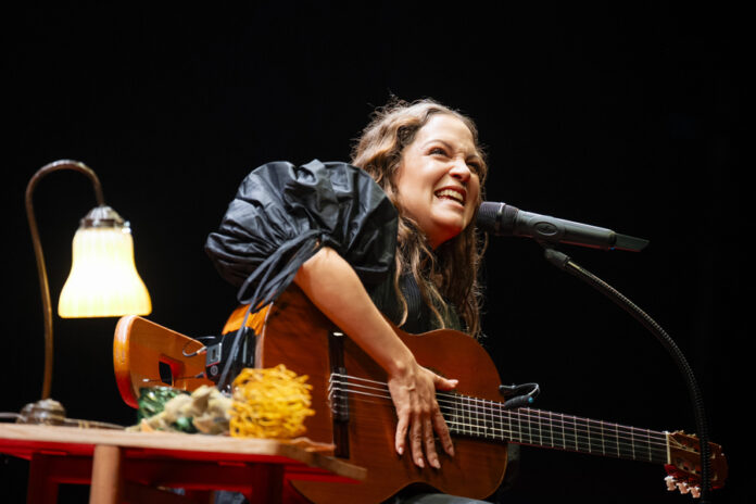 Natalia Lafourcade embriaga Cap Roig con su dulzura y habilidad innata para emocionar